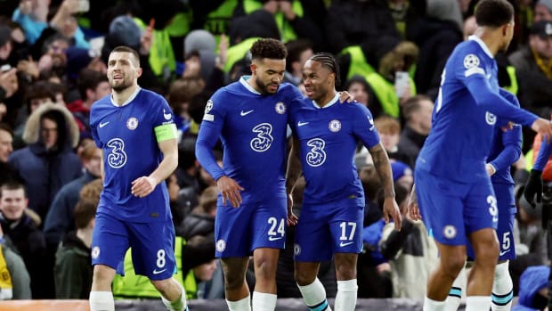 Raheem Sterling de Chelsea celebra su gol ante el Borussia Dortmund en Champions League